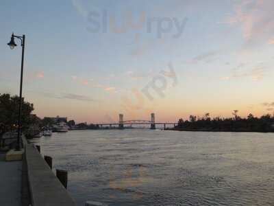 Bar Local Pub And Pizzeria