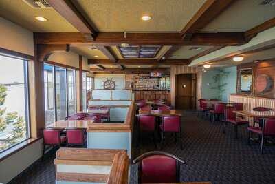 Crow's Nest Bar & Grill