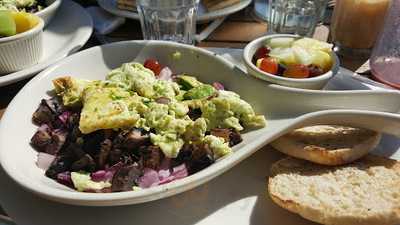 Manny's Pizza, Subs & Salads