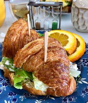 Classics Flowers & Confections