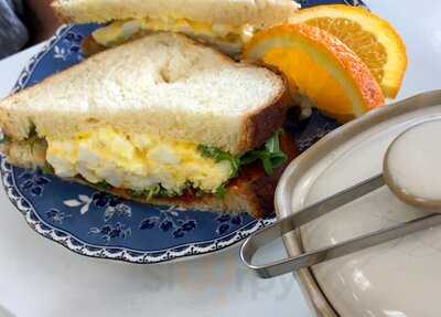 Classics Flowers & Confections