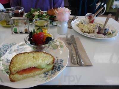 Classics Flowers & Confections