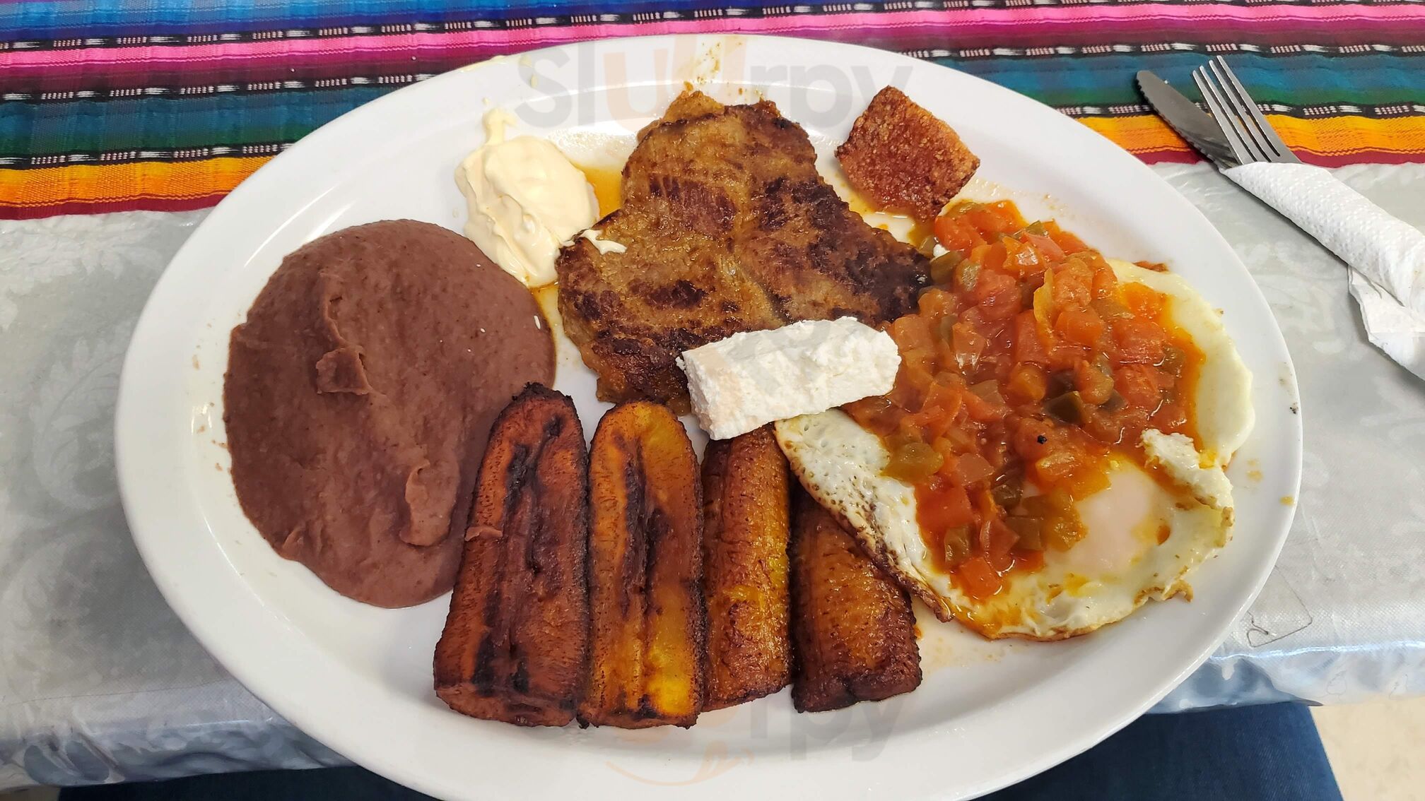 Los Compadres Pupuseria