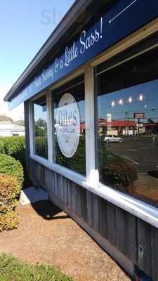 Bites On The Courtyard