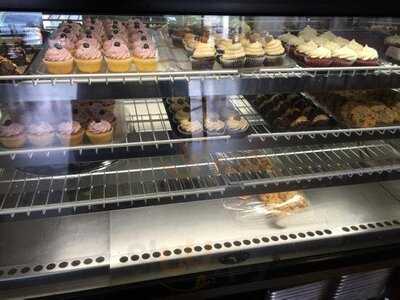 Holly's Deli & Desserts