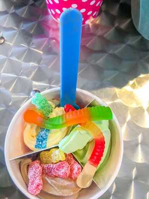 Yocrave Frozen Yogurt Shop