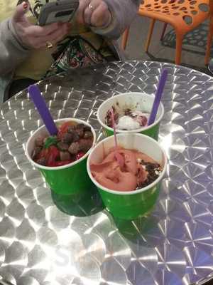 Yocrave Frozen Yogurt Shop