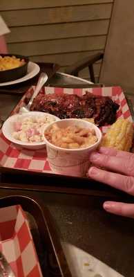 Annabelles Pub And Paint