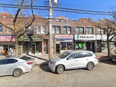 Maxine On The Boulevard