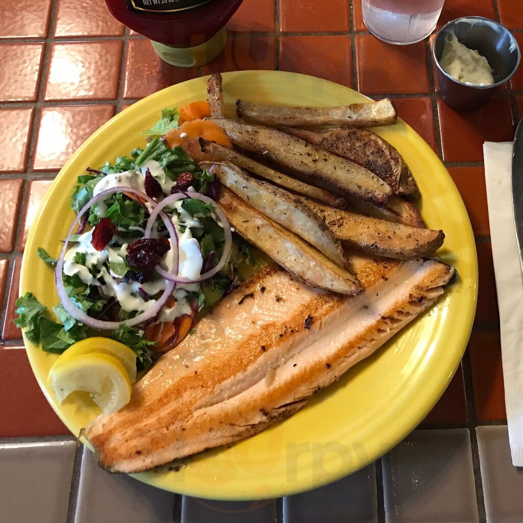 Nora's Fish Creek Inn