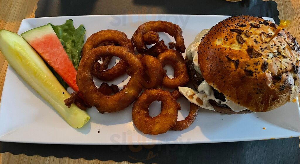 Tee & Gee Bar & Grill