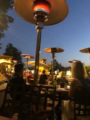 Veranda Fireside Lounge & Restaurant