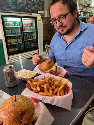 Pearl's Deluxe Burgers