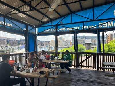 Captain James Crabhouse & Restaurant