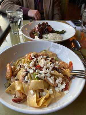 Frazer's Restaurant & Lounge