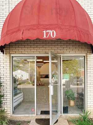 Half-peach Bakery And Cafe