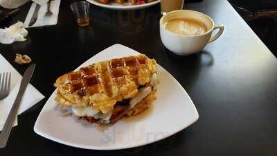 Tia B's La Waffleria