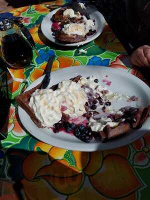 Tia B's La Waffleria