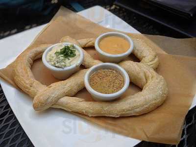 Henry's 12th Street Tavern