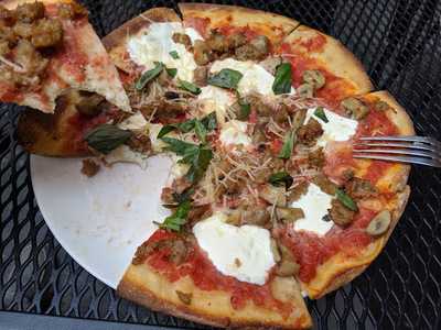 Henry's 12th Street Tavern