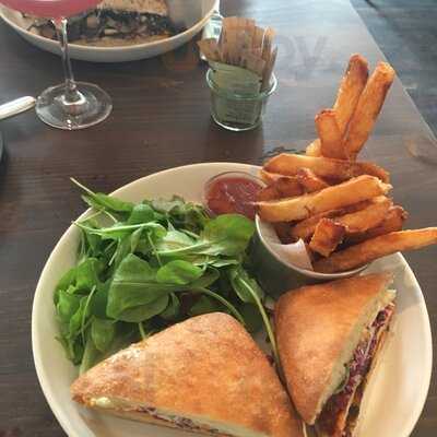 Hedge Row American Bistro