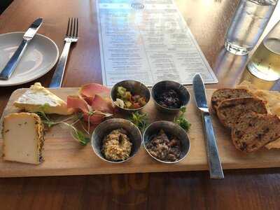 676 Restaurant & Bar