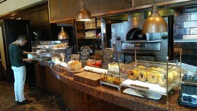 676 Restaurant & Bar