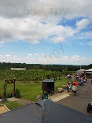 Vinoklet Winery, Restaurant & Vineyard