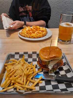 Boston's Restaurant & Sports Bar