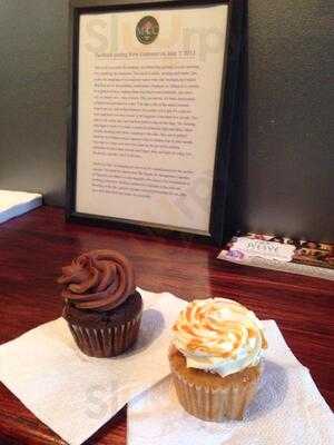 Midnite Confection's Cupcakery