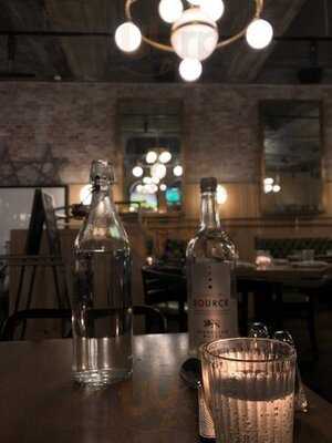 Explorateur Cafe, Restaurant & Bar