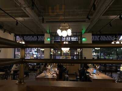 Explorateur Cafe, Restaurant & Bar