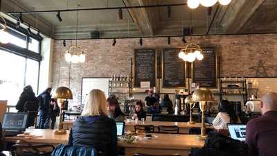 Explorateur Cafe, Restaurant & Bar