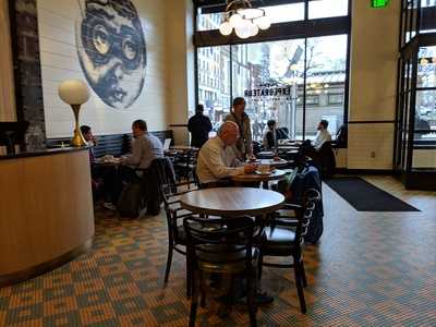 Explorateur Cafe, Restaurant & Bar