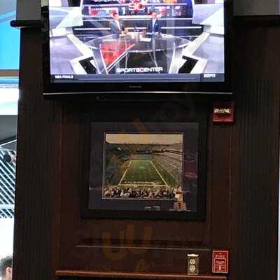 Harbor East Delicatessen And Pizzeria