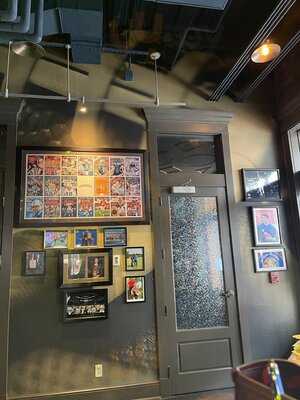 Manning's Sports Bar And Grill