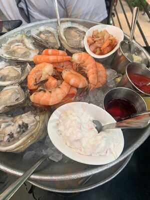 On The Bend Oyster Bar & Lounge