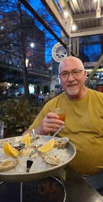 On The Bend Oyster Bar & Lounge