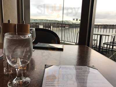 Jantzen Beach Bar And Grill