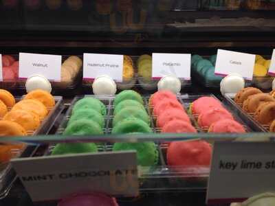Le Macaron French Pastries