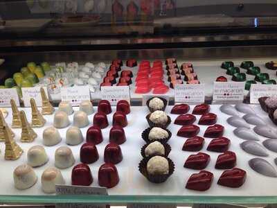 Le Macaron French Pastries
