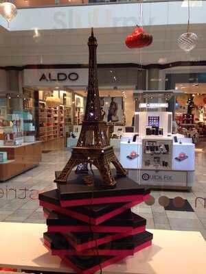 Le Macaron French Pastries