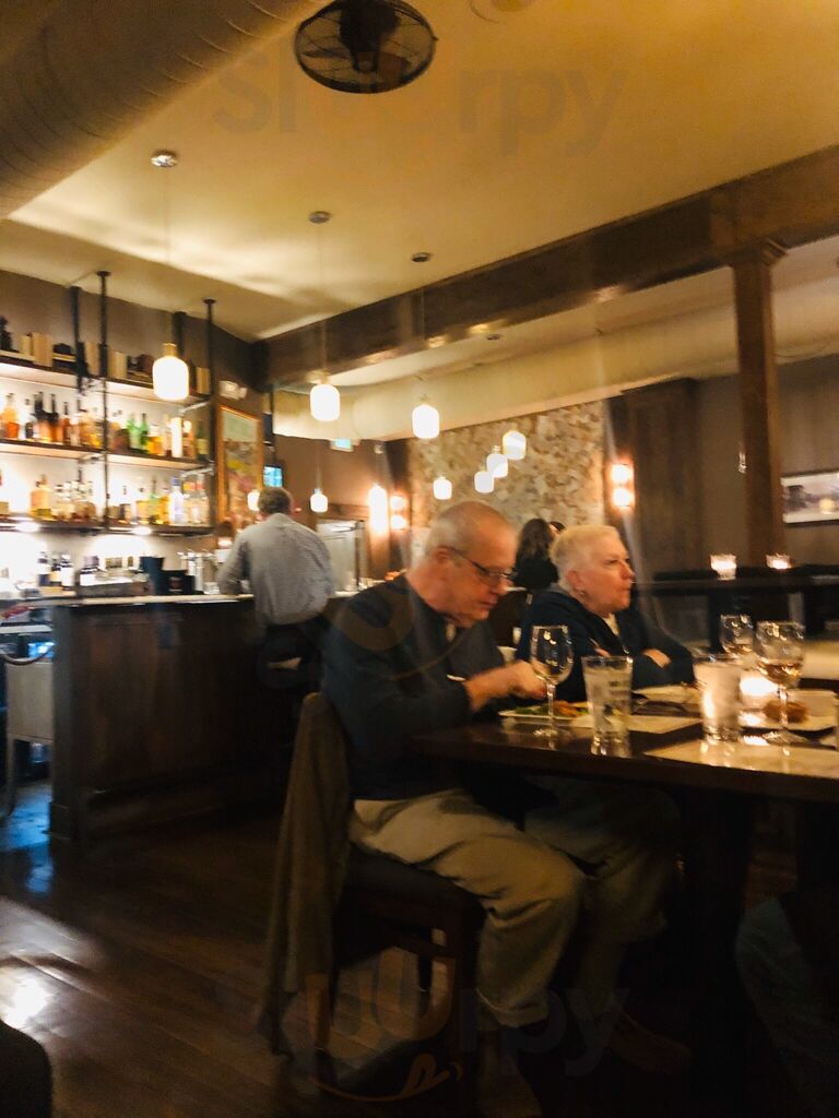 Gaslight Bar & Grill