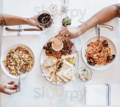 Yanni's & Lemoni Lounge