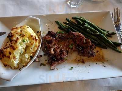 Yanni's & Lemoni Lounge