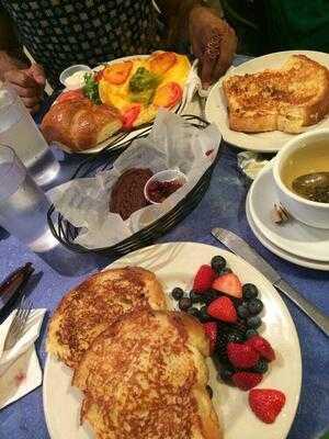 Cousin John's Cafe & Bakery