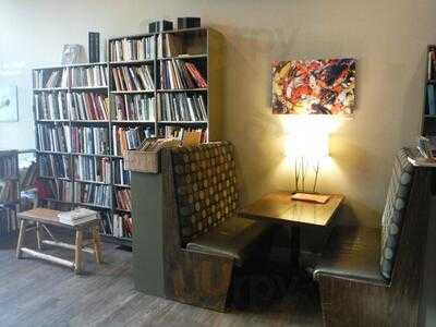 Iris Book Cafe