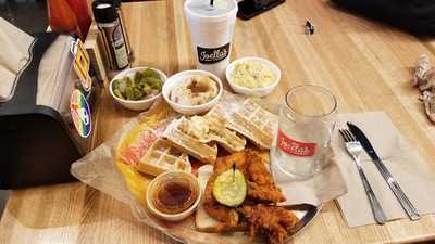 Joella's Hot Chicken At The Banks