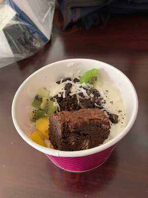 Ice It Yogurt And Sweets