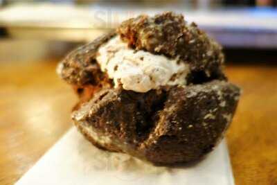 Moe's Doughs Donut Shop